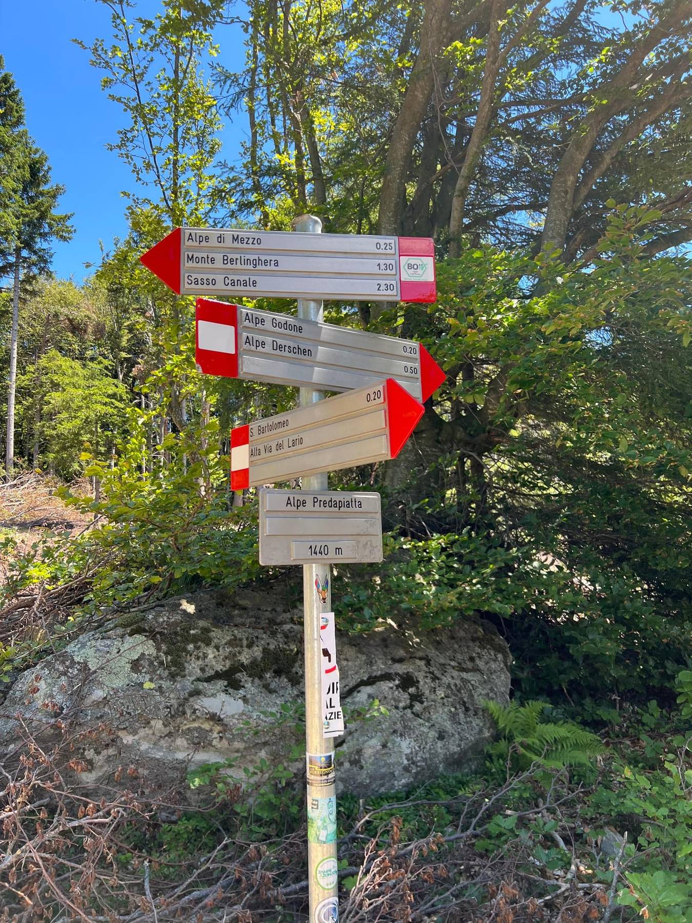 Røde og hvite stiskilt i fjellet