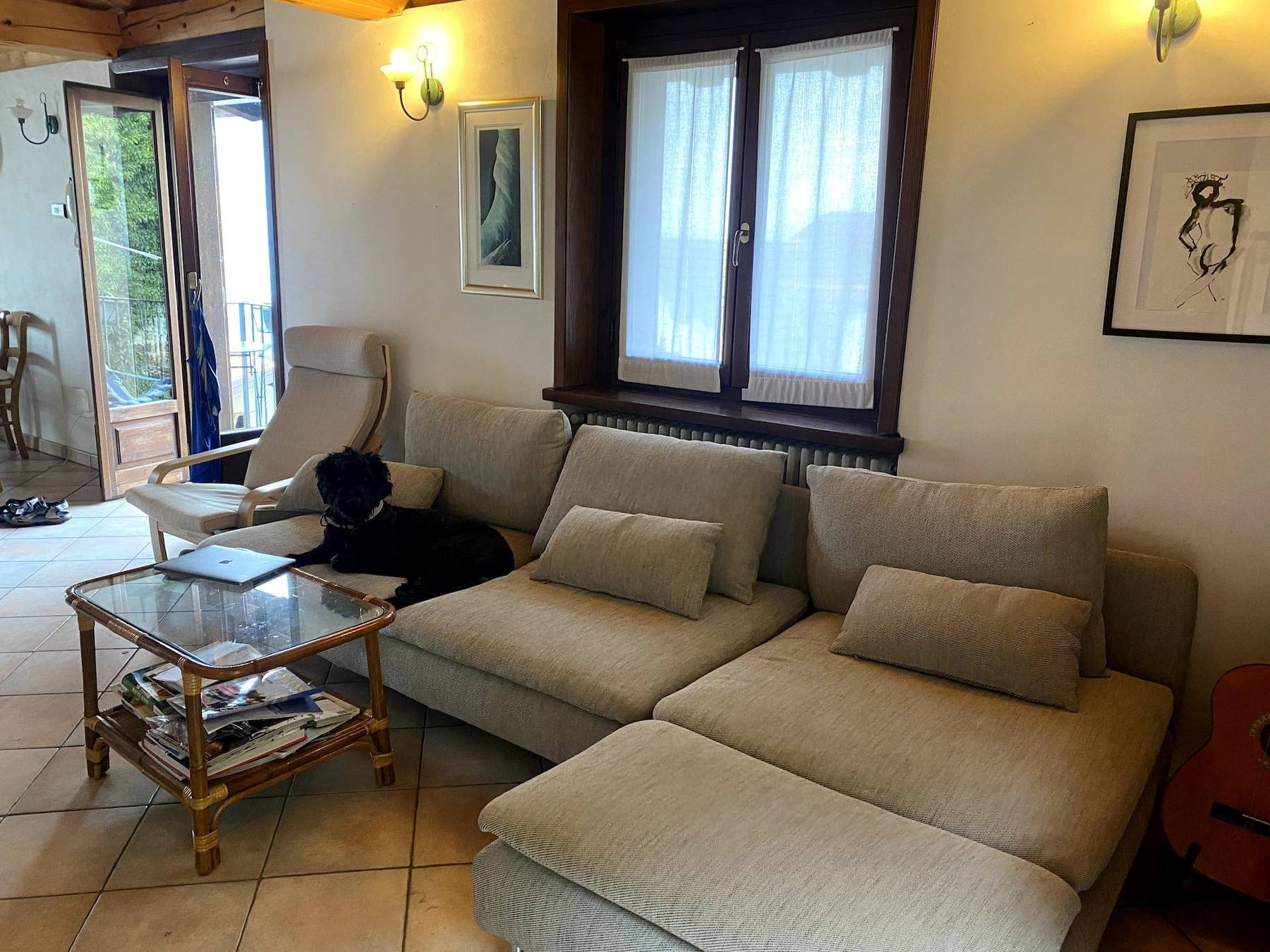 Stuen i Villa Oppilia med lys sofagruppe og store vinduer
