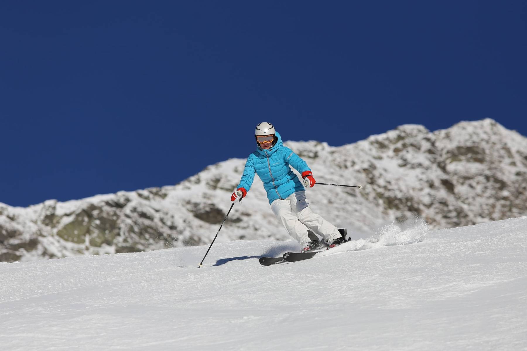 Snødekt fjelltopp sett gjennom vinduet i Villa Oppilia